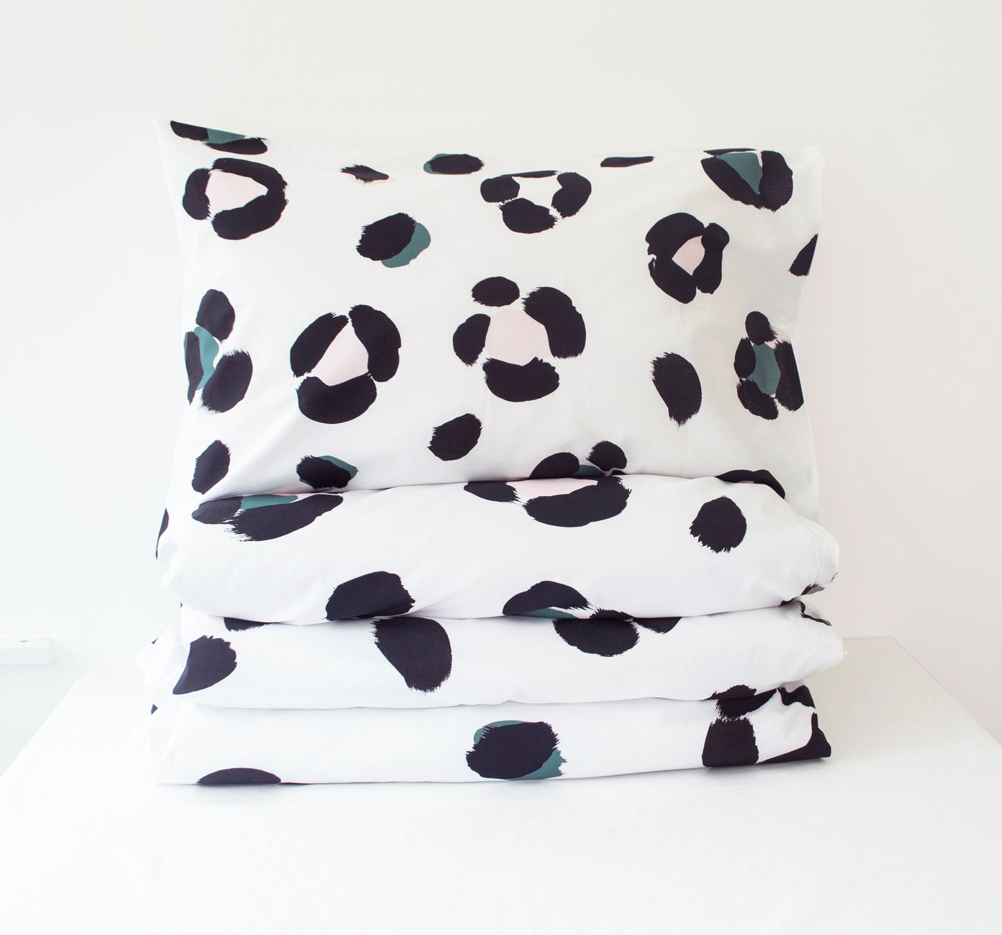 Leopard Splodge Single Bedding Duvet and Pillow Set in green and pink